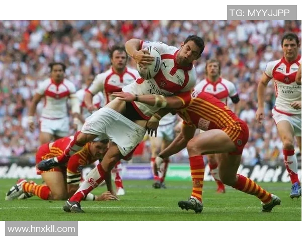 足球场上的小小明星，展现无限潜力与梦想的瞬间高清定格