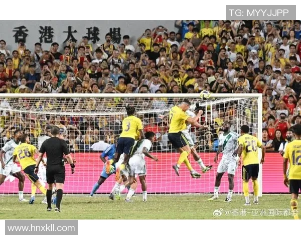 足球巨星赛场突发意外队医全力抢救引发球迷揪心时刻