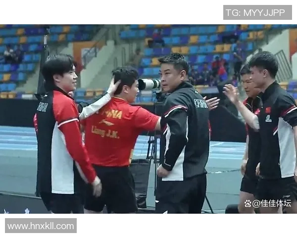 足球球星温暖一刻展现亲和力球迷纷纷为之点赞的摸头瞬间